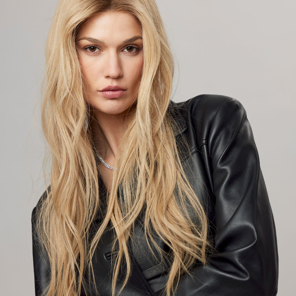 Modell bär BHBD Luna Legacy peruk: 50 cm kall/varm blond peruk i äkta Remy hår med Swiss lace och handknutna knutar för en naturlig look.