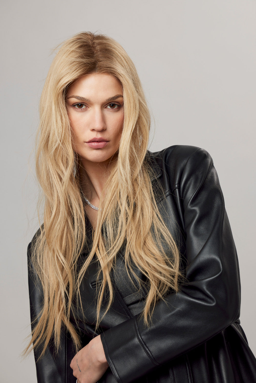 Modell bär BHBD Luna Legacy peruk: 50 cm kall/varm blond peruk i äkta Remy hår med Swiss lace och handknutna knutar för en naturlig look.